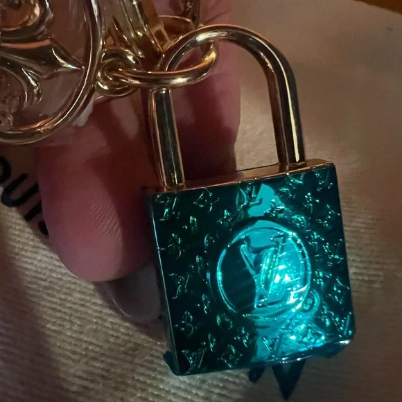Louis Vuitton Gold Lock and Key Bag Charm (Includes dust bag and box) - Picture 6 of 13